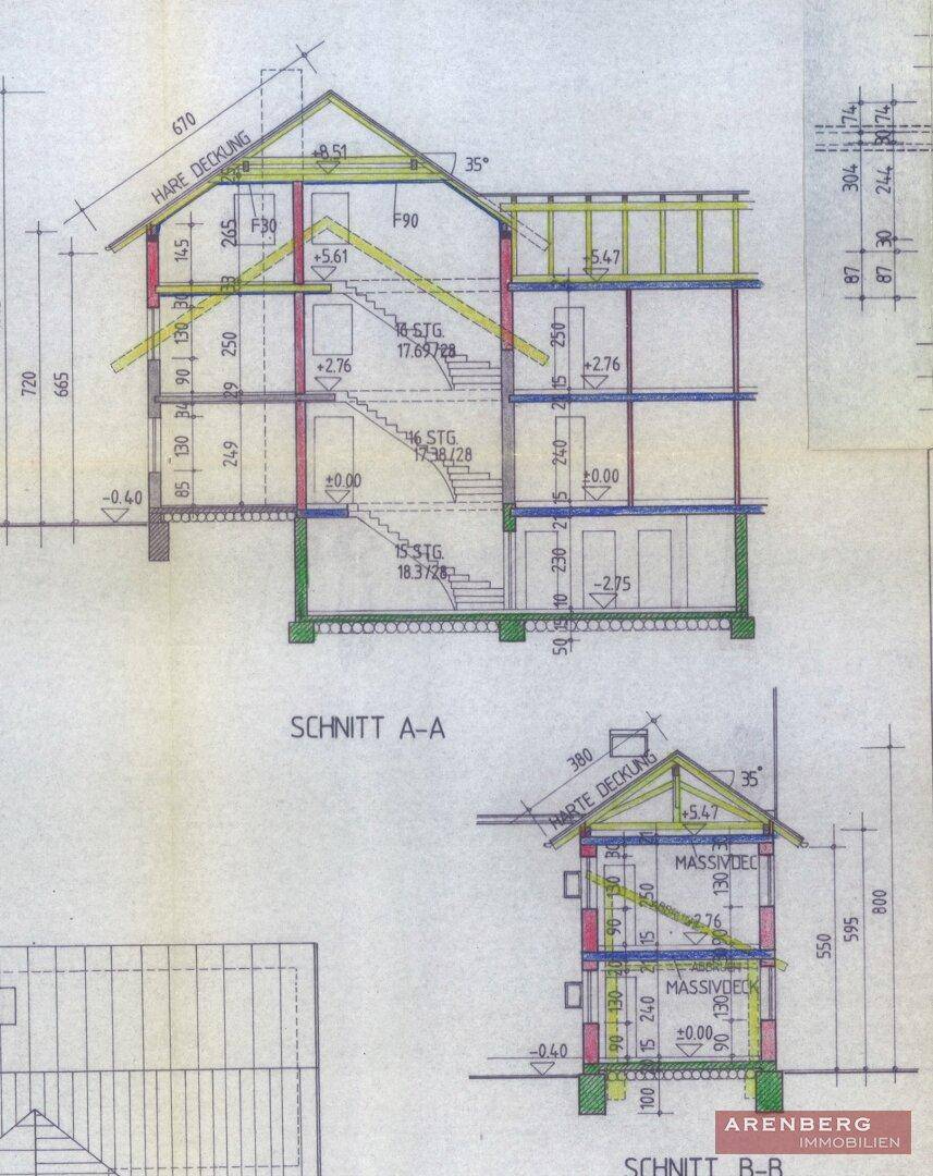 Architektonischer Schnittplan des Gebäudes mit verschiedenen Ebenen und Dachneigung.