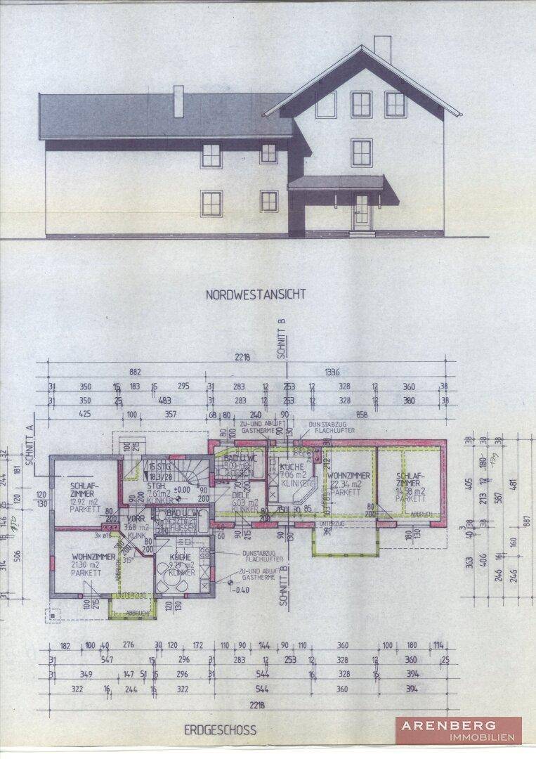 Nordwestansicht des Hauses und Grundriss des Erdgeschosses mit Raumaufteilung.