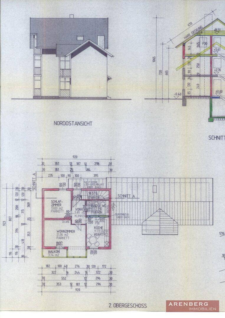Nordostansicht des Hauses und Grundriss des zweiten Obergeschosses mit Balkon.