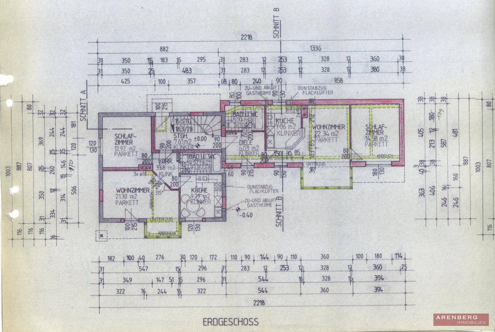 Detaillierter Grundriss des Erdgeschosses mit Wohnzimmer, Küche und Schlafzimmer.
