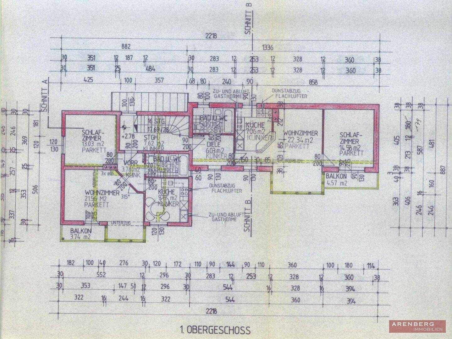 Grundriss des ersten Obergeschosses mit Schlafzimmern, Wohnzimmer und Balkonen.