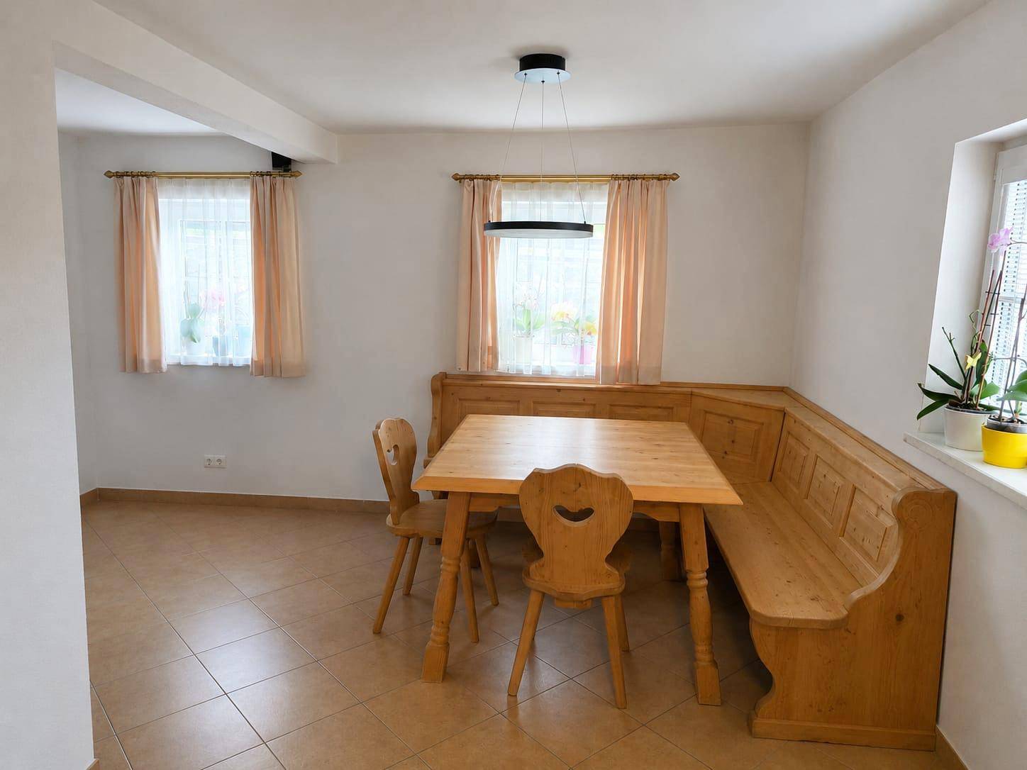 Gemütlicher Essbereich mit traditioneller Eckbank und Holztisch, ideal für Familienmahlzeiten.