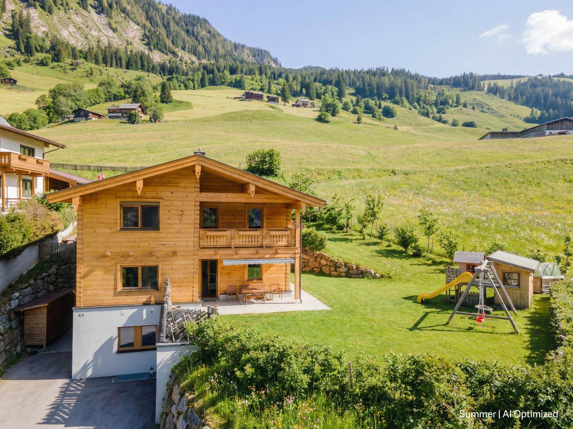 Charmantes Holzchalet mit großem Garten, Kinderspielplatz und Auffahrt in idyllischer Berglandschaft.