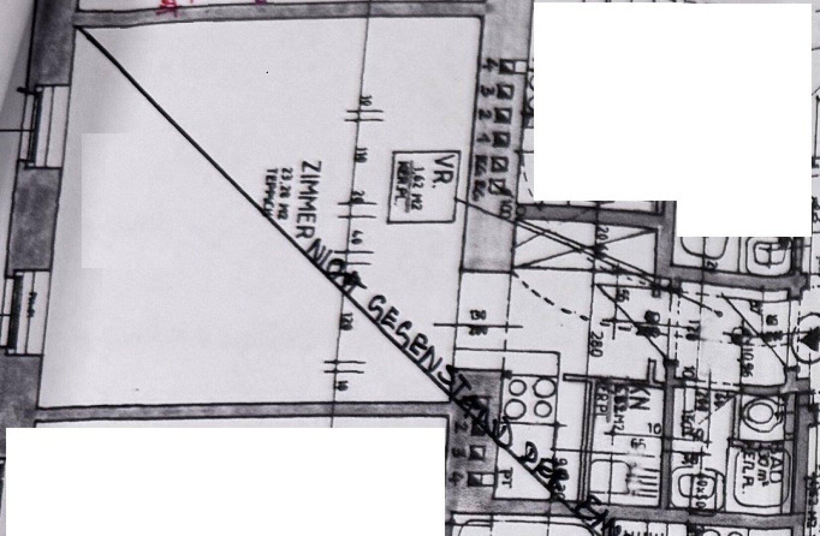 Skizzierter Grundriss mit Raumaufteilung und handschriftlichen Notizen.