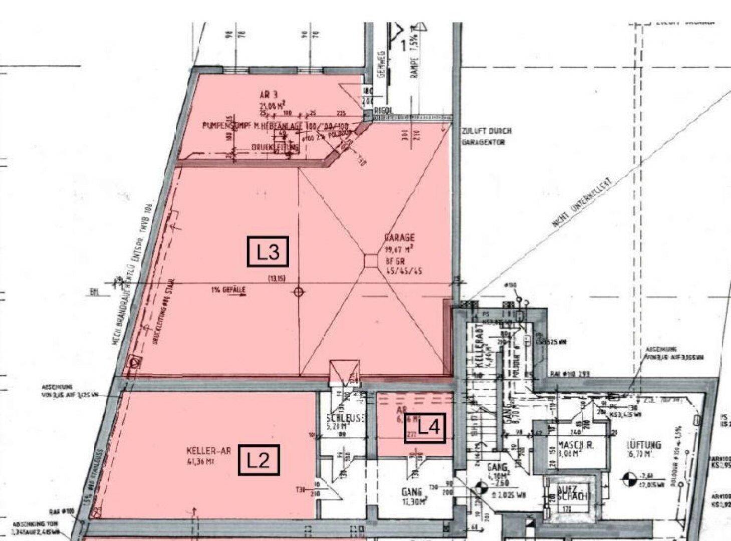 Detaillierter Grundriss mit Garage, Kellerbereichen und weiteren Räumen, teilweise rot markiert.