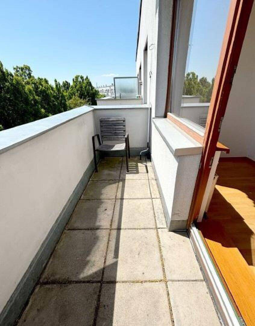 Kleiner Balkon mit Fliesenboden und einem Stuhl, ideal für entspannte Momente im Freien.
