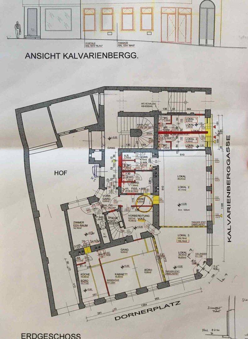 Grundriss des Erdgeschosses mit mehreren Gewerbeeinheiten, einem Innenhof und Sanitärbereichen.