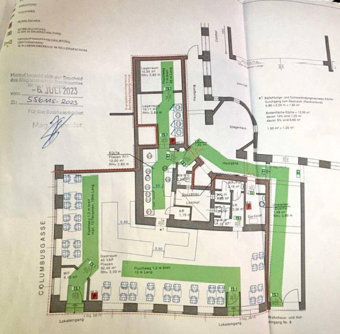 Grundrissplan mit hervorgehobenen Bereichen, der die Raumaufteilung und Fluchtwege darstellt.