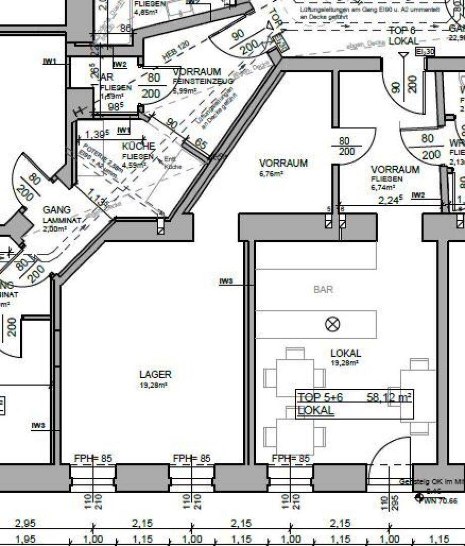 Detaillierter Grundriss eines Gewerbeobjekts mit Bar, Lager und weiteren Räumen, inklusive Maßen.