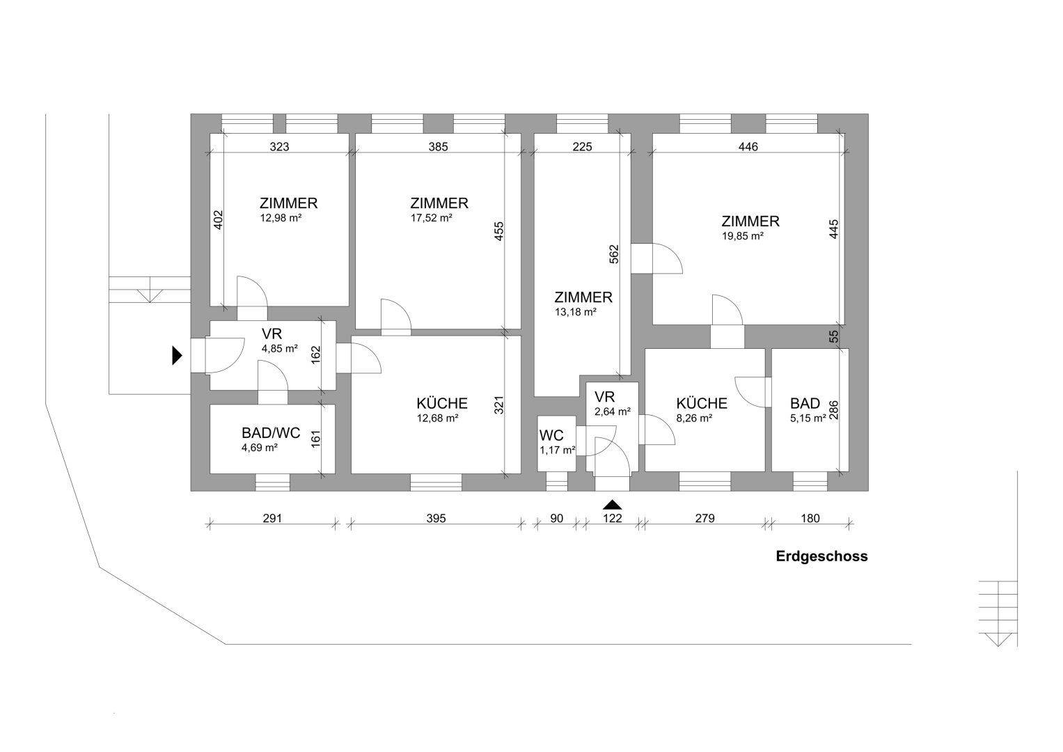 Grundriss des Erdgeschosses mit mehreren Zimmern, Küche, Bad und WC.