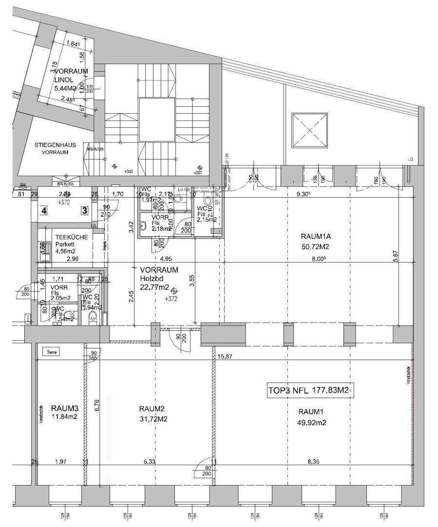 Detaillierter Grundriss mit Raumaufteilung, Treppenhaus und Flächenangaben für die Gewerbeeinheit.