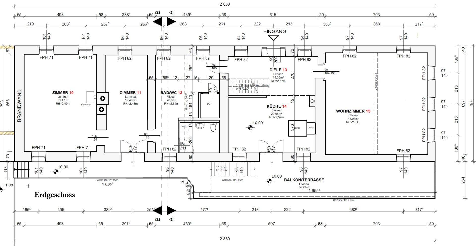 Grundriss des Erdgeschosses mit Zimmern, Küche, Wohnzimmer und Zugang zu Balkon/Terrasse.