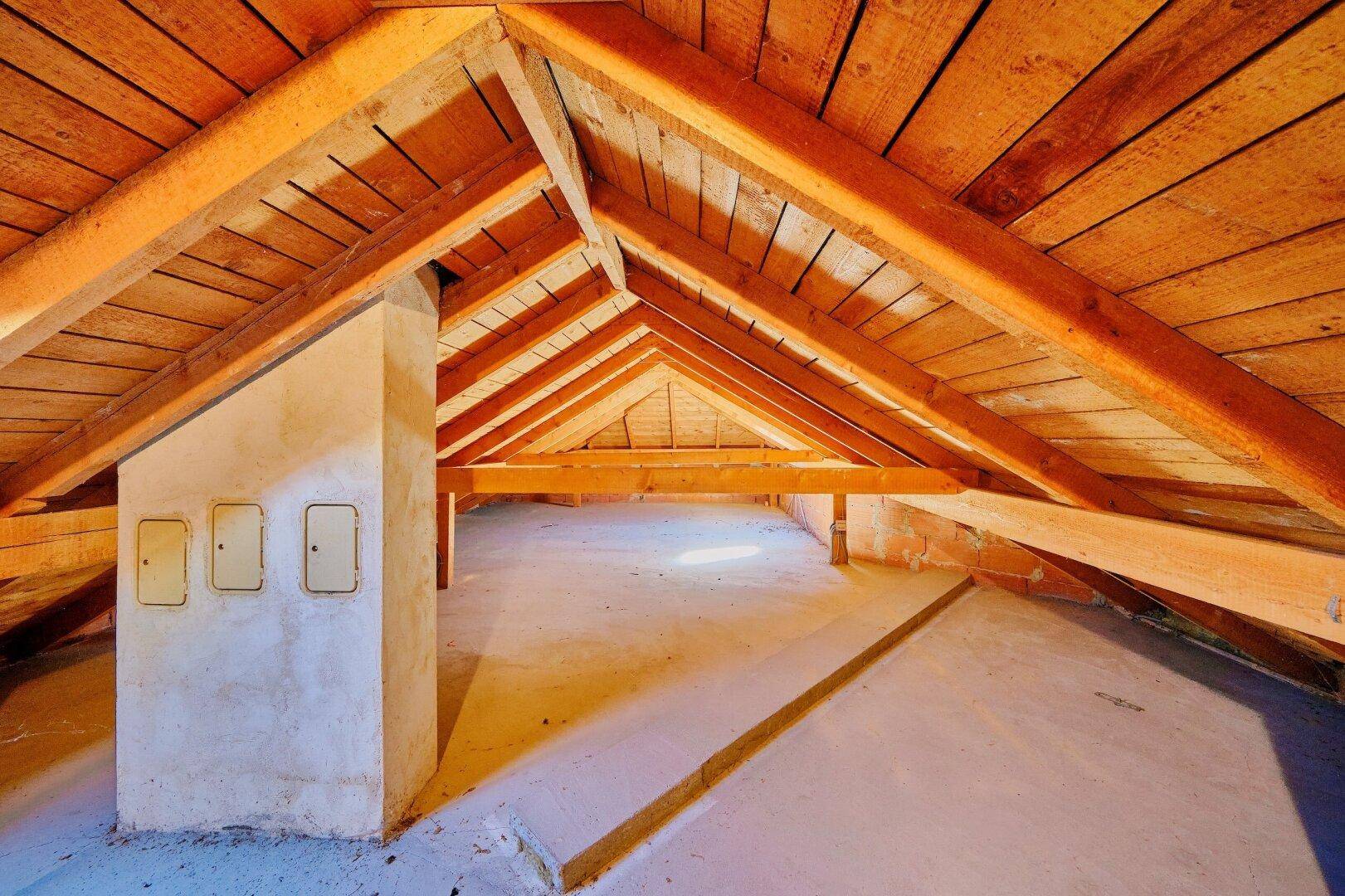 Geräumiger Dachboden mit sichtbaren Holzbalken und viel Potenzial für Ausbau.