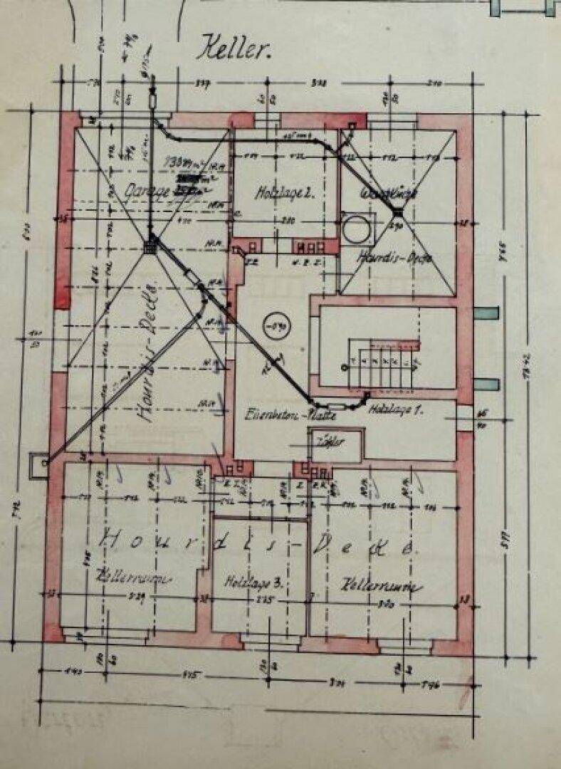 Historischer Grundriss des Kellergeschosses mit verschiedenen Räumen und einer Garage.