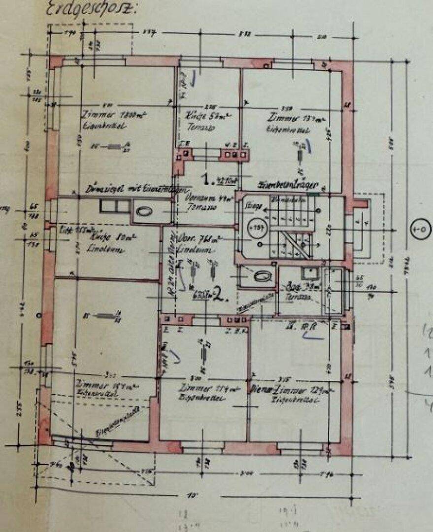 Historischer Grundriss des Erdgeschosses mit mehreren Zimmern und Terrassenzugang.