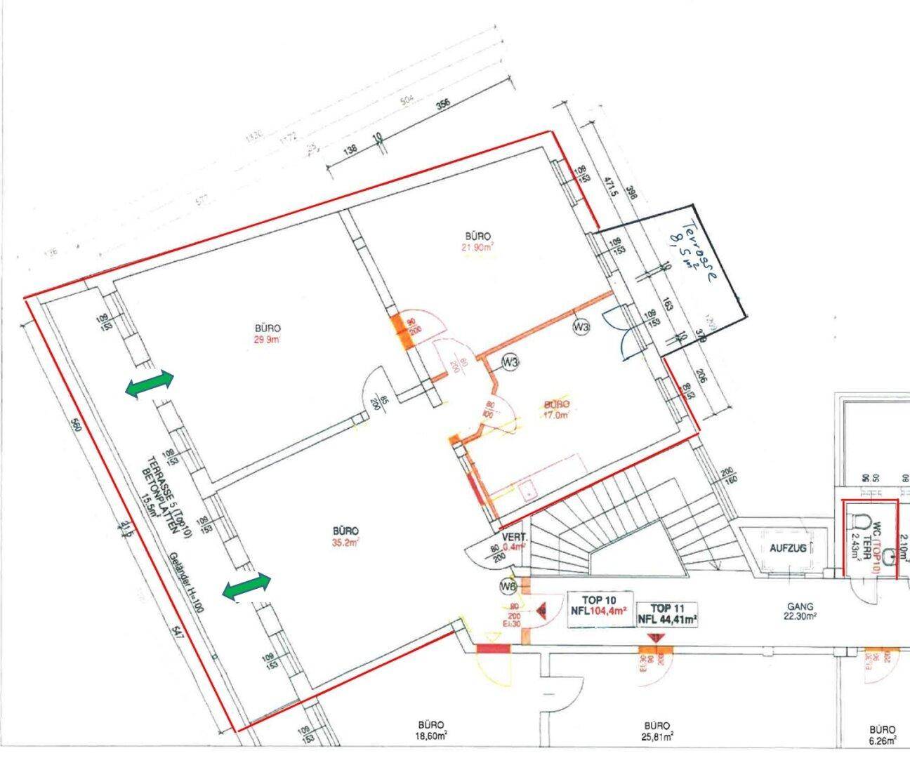 Grundrissplan mit mehreren Büroräumen, Treppenhaus und einem Aufzug, der die Etagen verbindet.