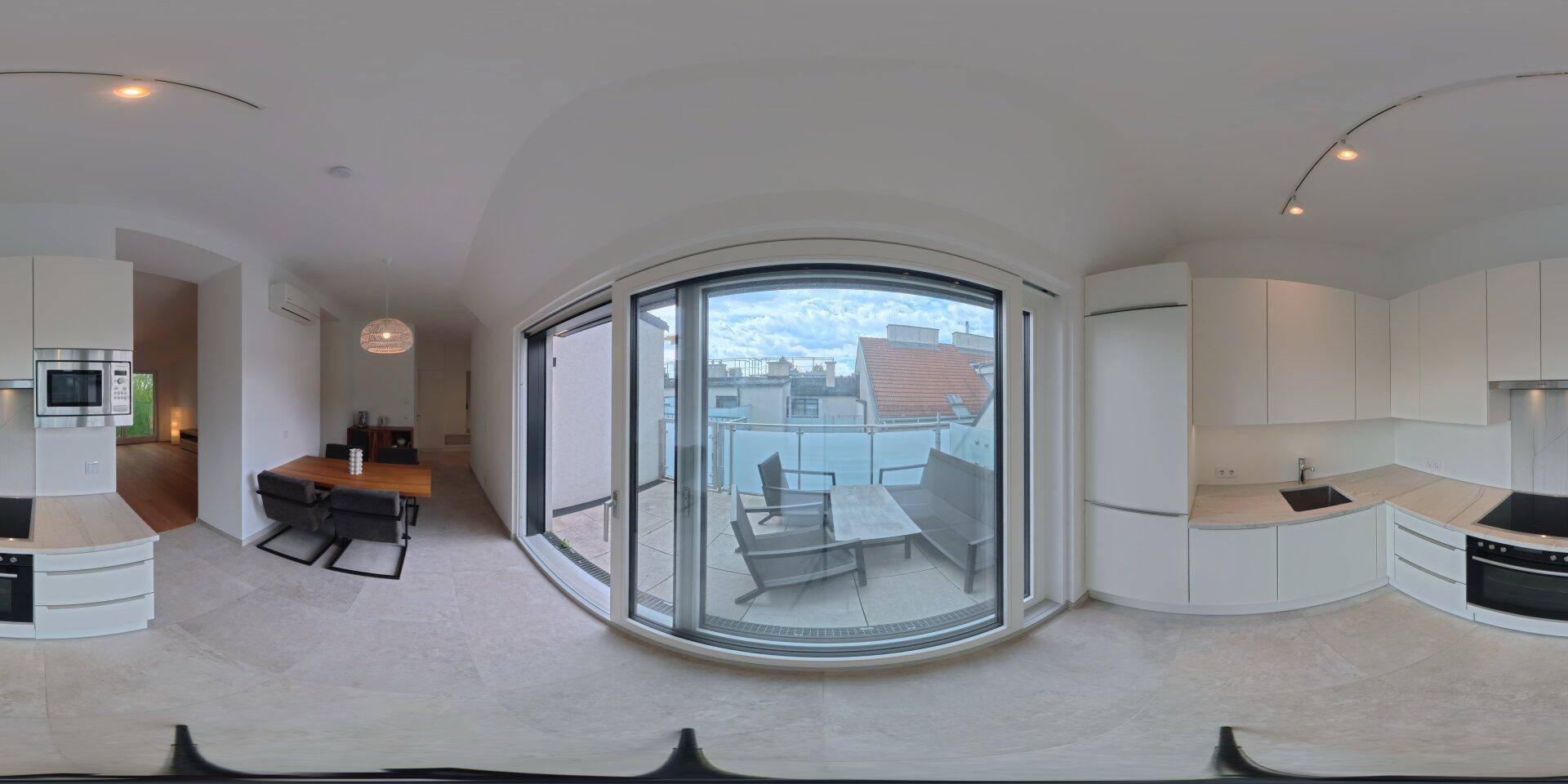 360-Grad-Ansicht eines offenen Wohn-Essbereichs mit Küche und Terrassenzugang.