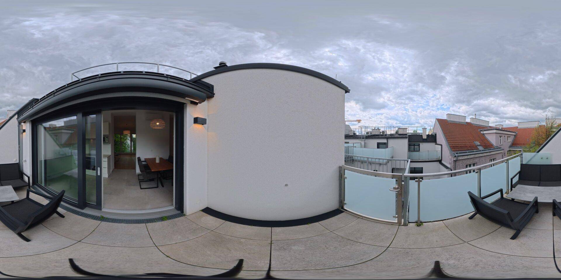360-Grad-Ansicht einer Dachterrasse mit Sitzgelegenheiten und Blick auf die Umgebung.