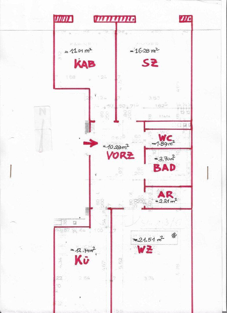 Handgezeichneter Grundriss einer Wohnung mit verschiedenen Räumen und Flächenangaben.