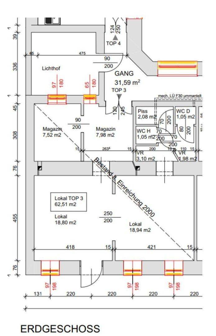 Grundriss des Erdgeschosses mit verschiedenen Ladenlokalen, Magazinen und Sanitärbereichen.