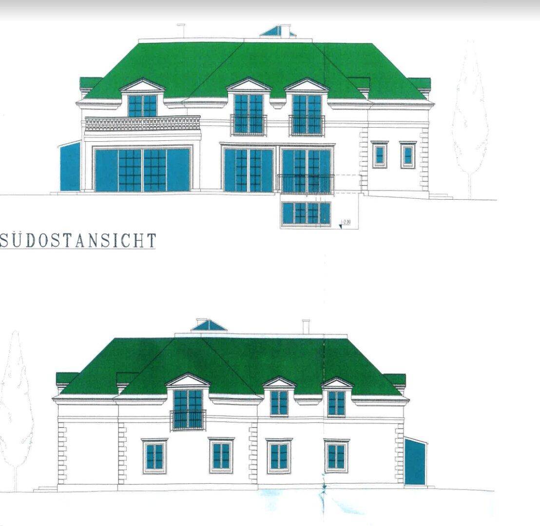 Südostansicht des modernen Gebäudes mit großen Fenstern, Balkonen und grünem Dach.