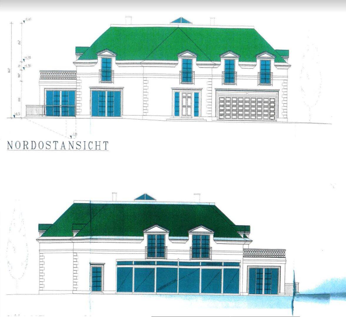 Nordostansicht des Hauses mit integrierter Doppelgarage und weiteren Balkonen.