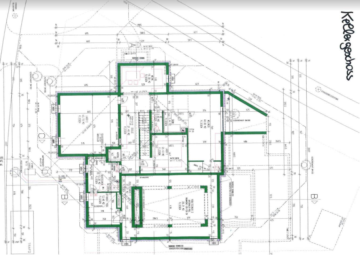 Grundriss des Kellergeschosses mit verschiedenen Räumen und Zugang zum Gartenbereich.