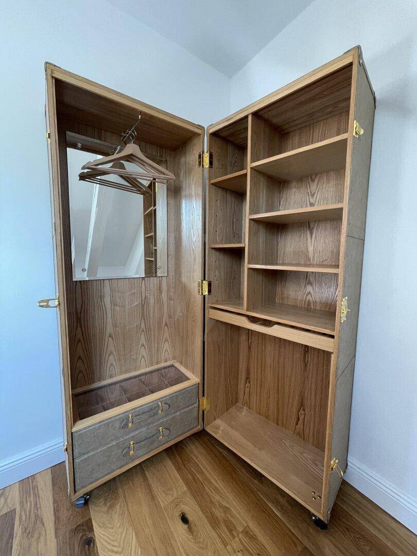 Praktischer Kleiderschrank mit integriertem Spiegel und Ablagefächern.