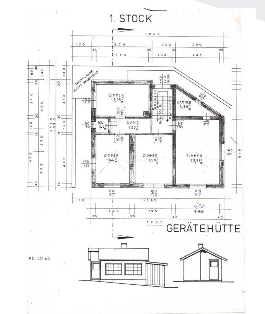 Grundriss des ersten Stocks mit mehreren Zimmern, WC und Dachschrägen.