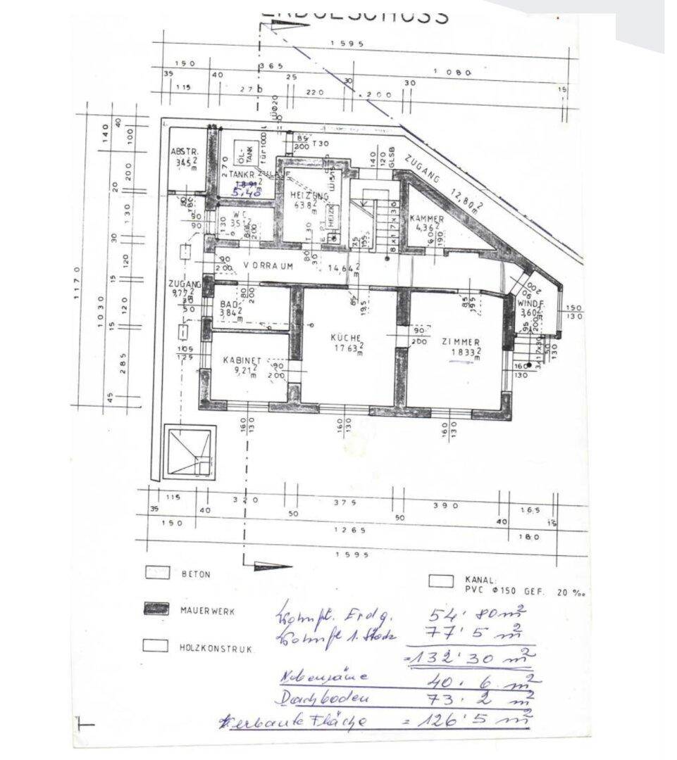 Grundriss des Erdgeschosses mit Küche, Zimmern und Zugangsbereichen.