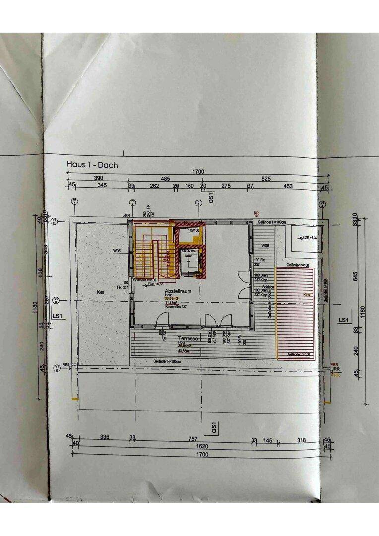 Grundriss des Dachgeschosses mit Terrasse, Abstellraum und internem Treppenaufgang.