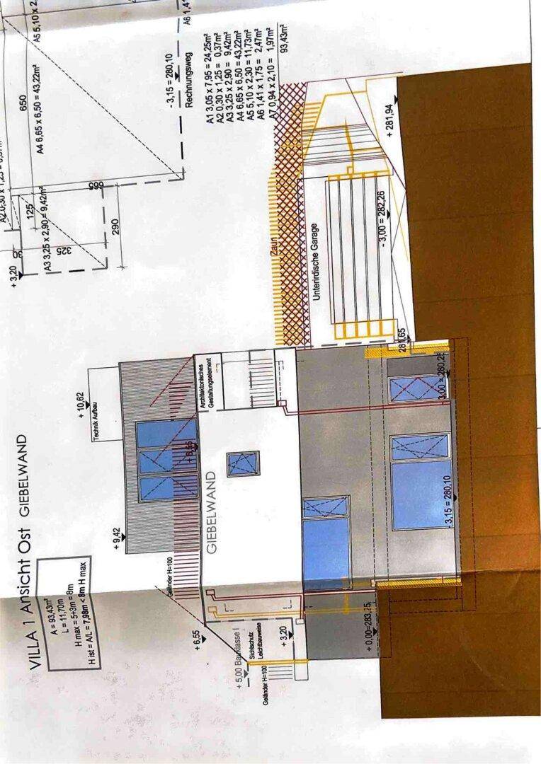 Ostansicht der Villa mit Giebelwand, Fensteranordnung und architektonischen Details.