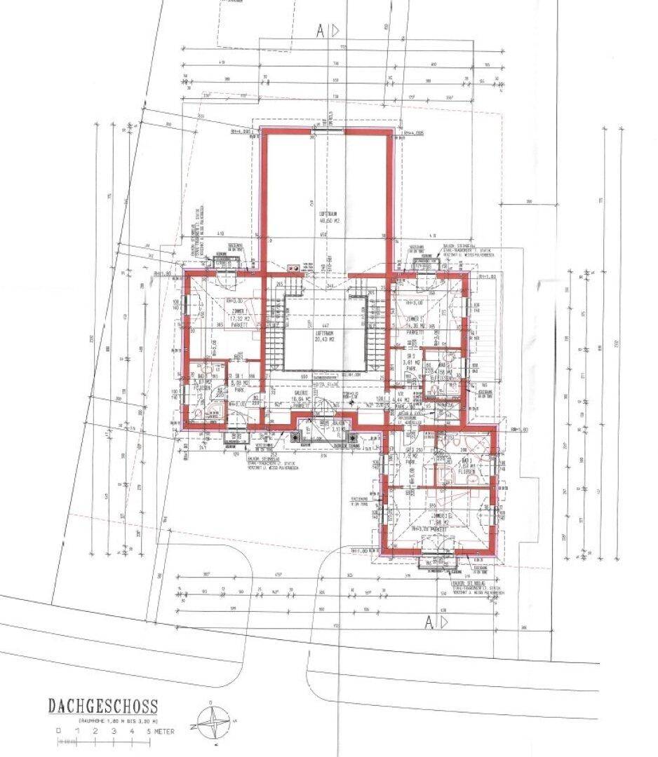 Grundriss des Dachgeschosses mit mehreren Zimmern und Dachschrägen.