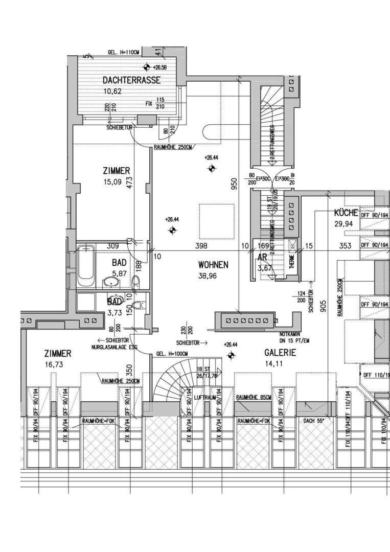 Grundrissplan einer Etage mit Dachterrasse, Zimmern, Bad und offenem Wohnbereich.