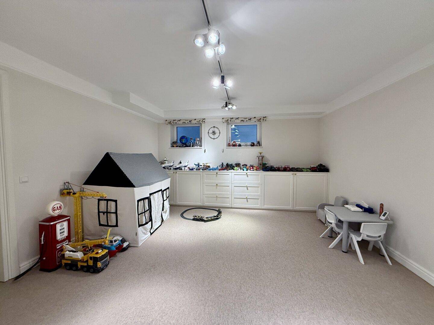Geräumiger Spielraum im Keller mit Teppichboden und vielen Spielsachen.