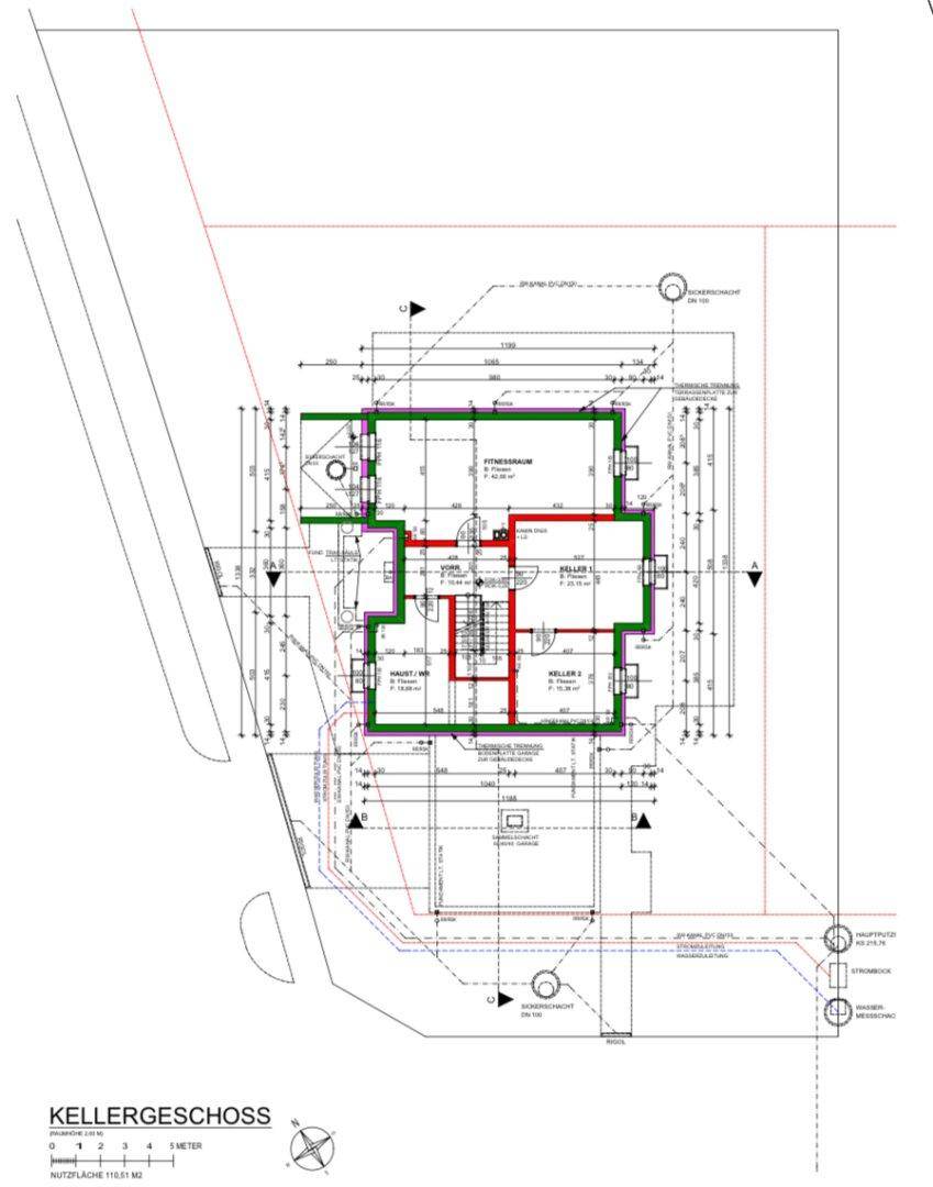 Grundriss des Kellergeschosses mit Fitnessraum und Grundstücksgrenzen.