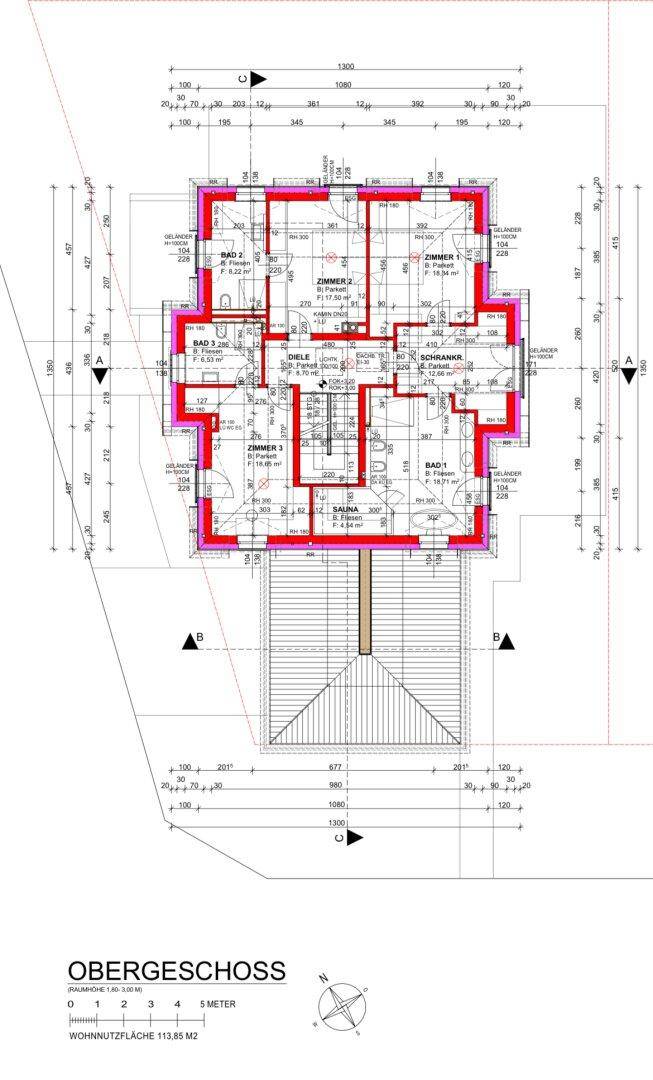 Grundriss des Obergeschosses mit Schlafzimmern, Bädern und Grundstücksgrenzen.