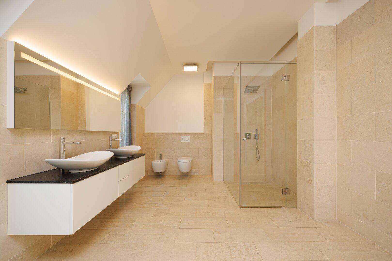 Modernes Gäste-WC mit wandhängendem WC und elegantem Waschbecken, funktional und stilvoll.