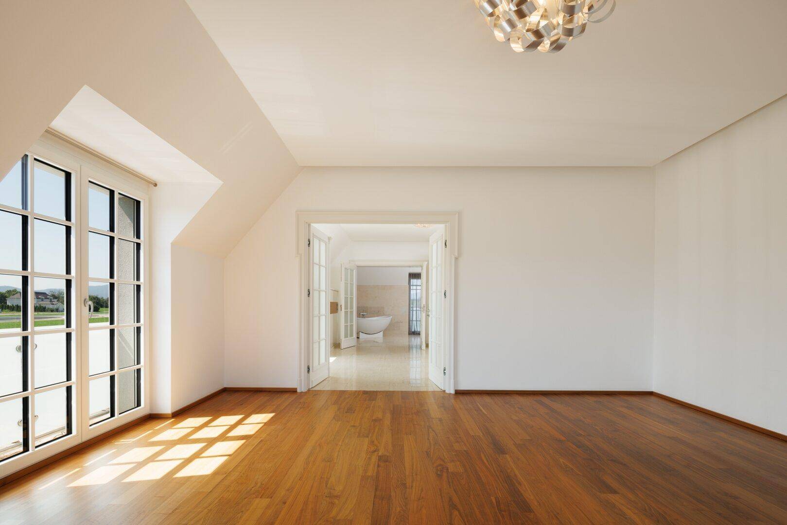 Grundriss des Kellergeschosses mit verschiedenen Räumen und technischen Installationen.