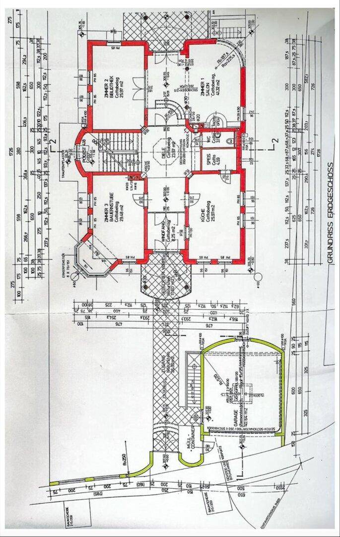 Detaillierter Grundriss des Erdgeschosses mit Raumaufteilung und Maßen.