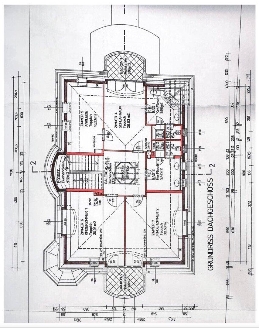 Grundriss des Dachgeschosses mit Schlafzimmern, Bädern und Balkonzugang.