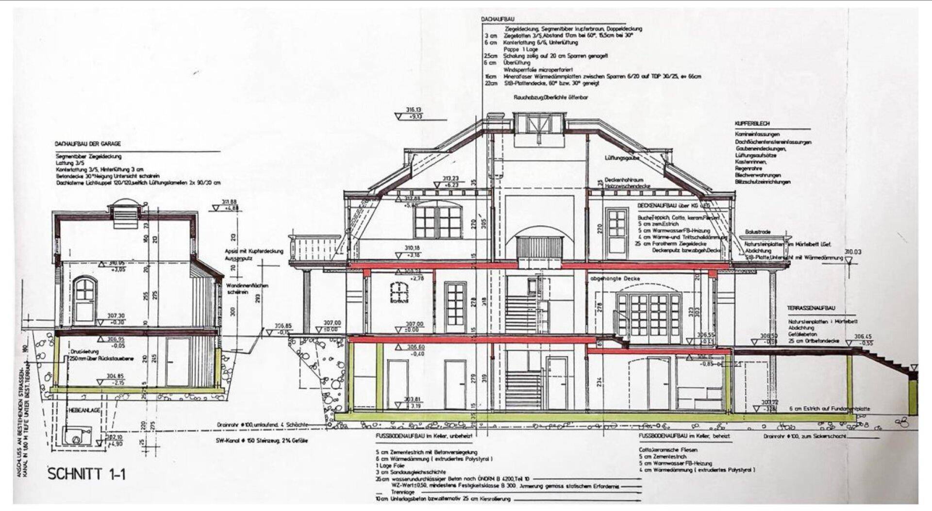 Längsschnitt des Gebäudes mit Garage, Treppen und verschiedenen Ebenen.