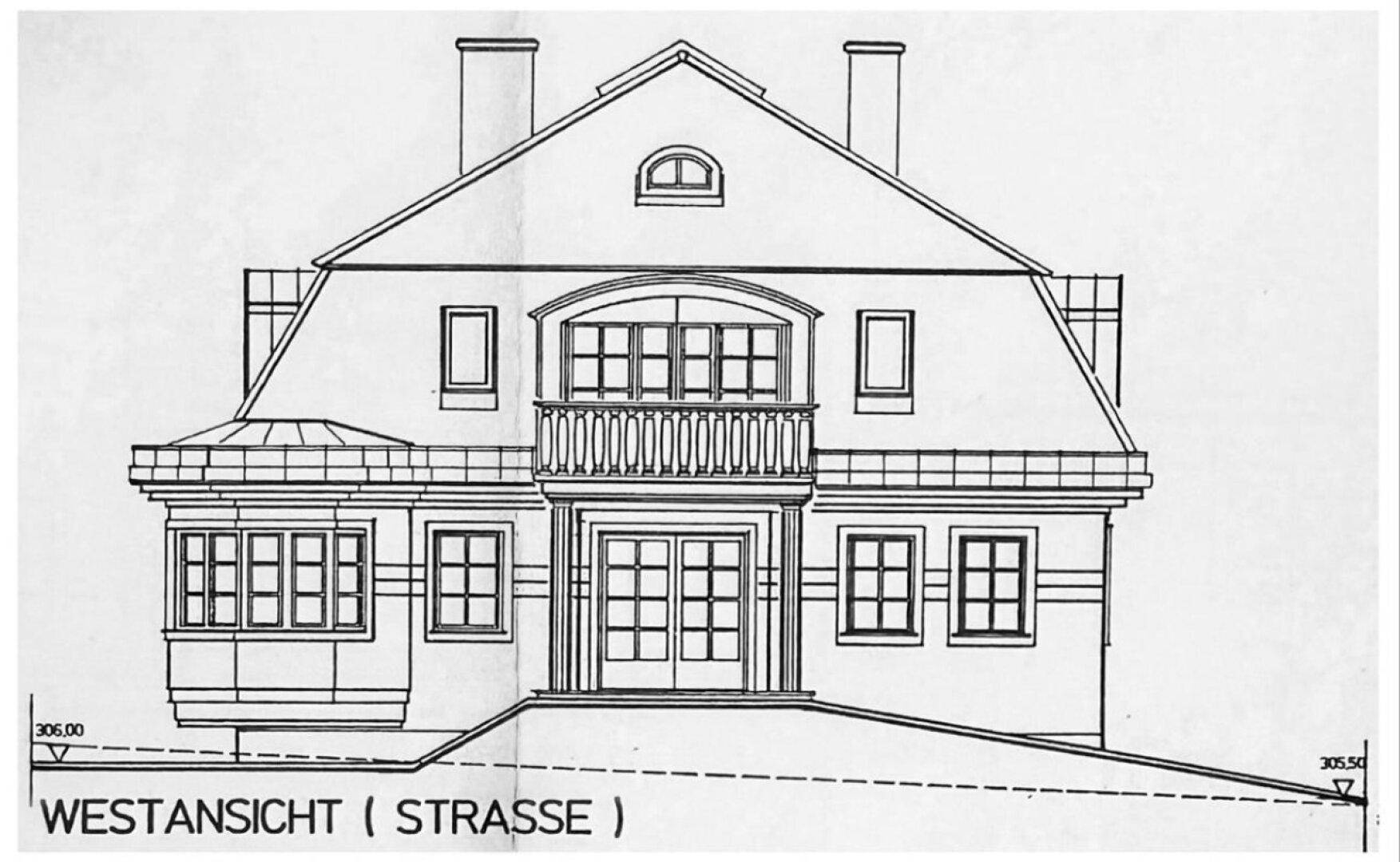Westansicht der Villa von der Straße aus mit Balkon und Fenstern.