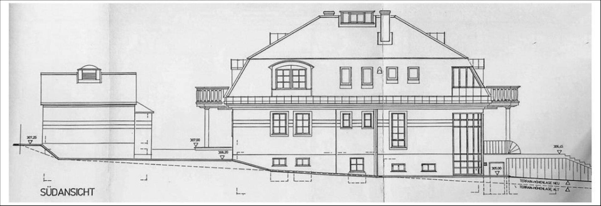 Südansicht der Villa mit Garage und Terrassenbereichen.