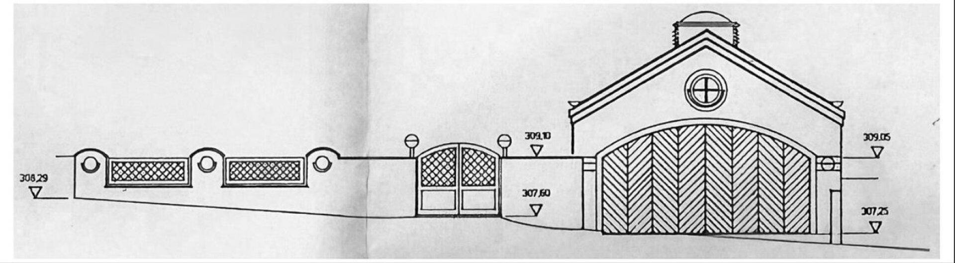 Ansicht der Garage mit Tor und angrenzender Mauer.