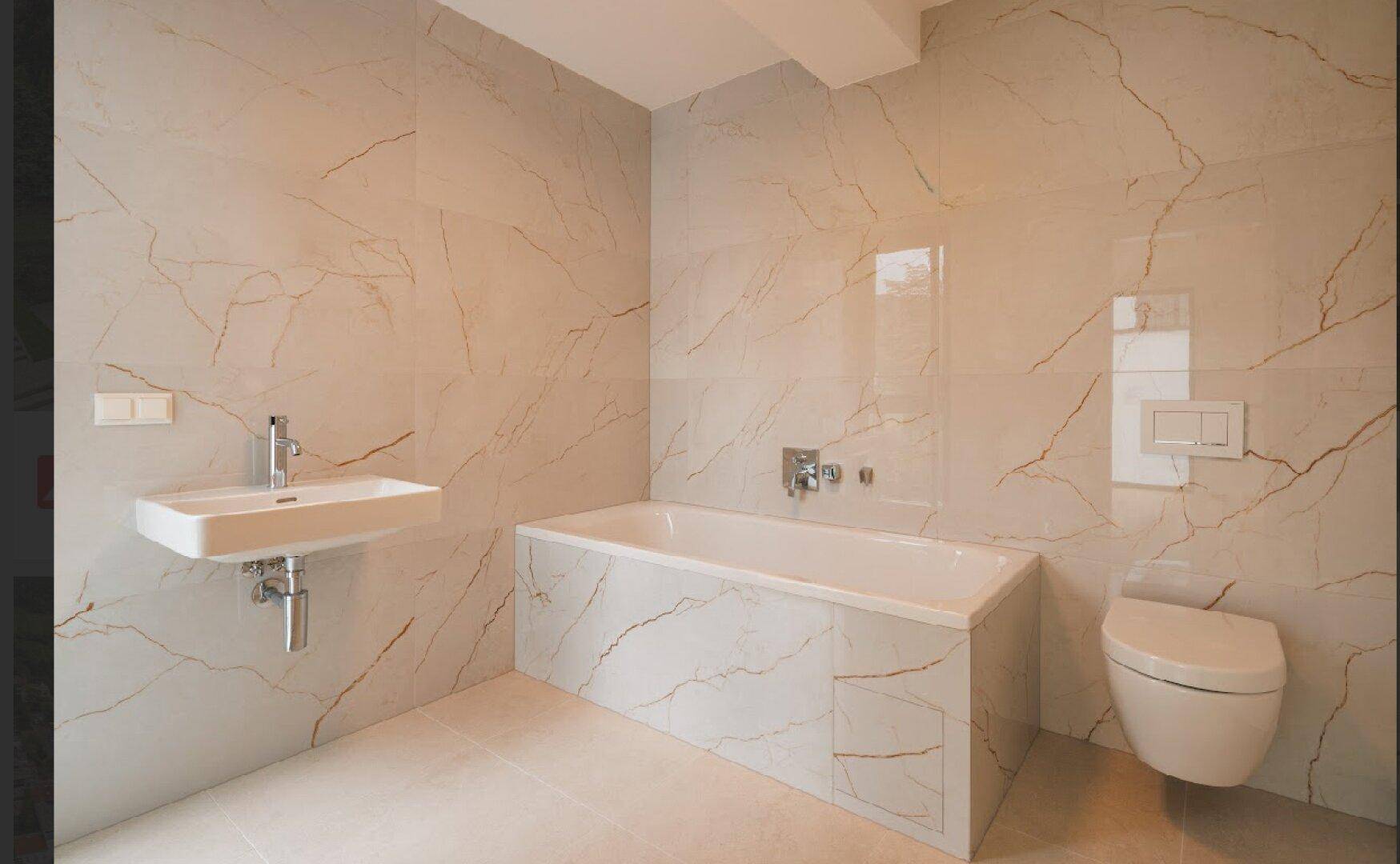 Modernes Badezimmer mit Badewanne, Wand-WC und großformatigen Fliesen in Marmoroptik.