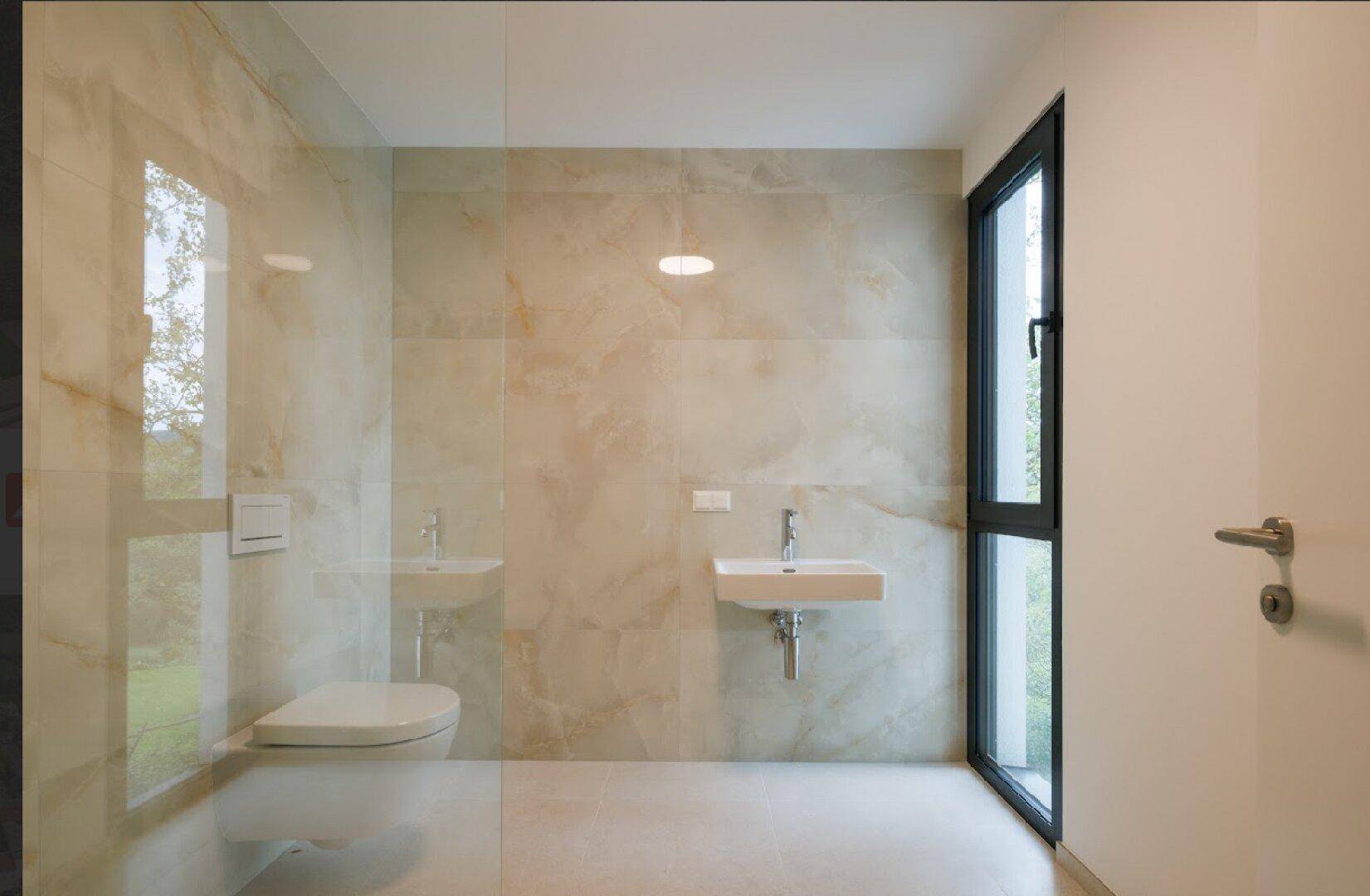 Helles Badezimmer mit Fenster, Wand-WC und modernem Waschbecken, ausgestattet mit eleganten Fliesen.