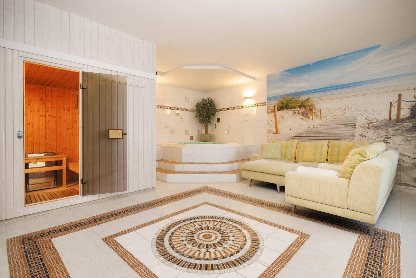 Luxuriöser Wellnessbereich mit Whirlpool, Sauna und dekorativem Fliesenboden.