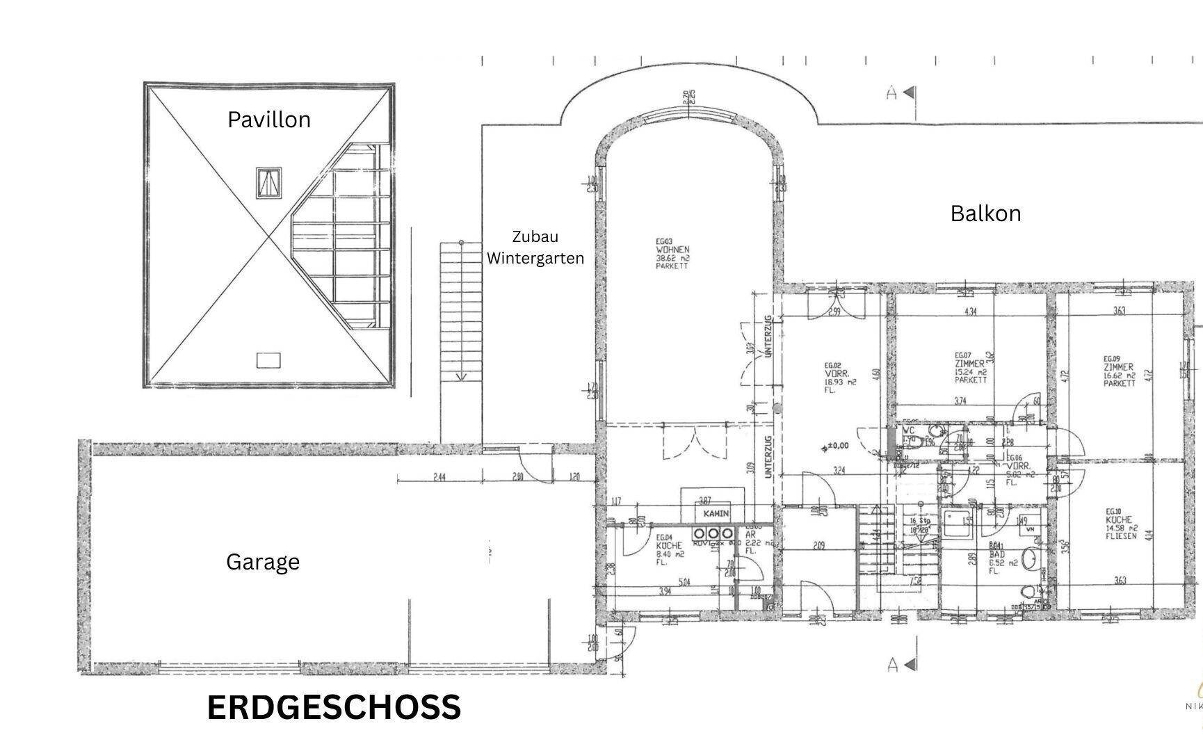 Grundriss des Erdgeschosses mit Garage, Wintergarten, Balkon und Wohnbereichen.