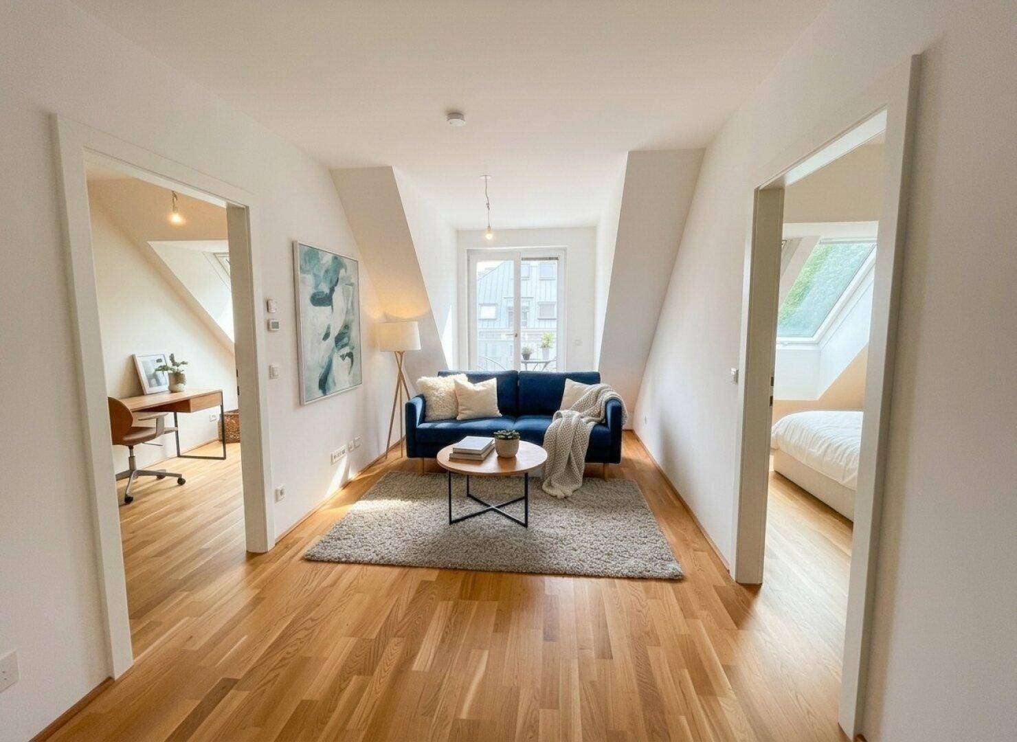 Gemütliches Wohnzimmer mit blauem Sofa, Holzboden und Zugang zu einem kleinen Balkon.